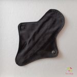 20 cm-es fekete nedvességzárós tisztasági betét, enyhe vérzéshez (brazil bugyihoz)