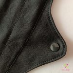 20 cm-es fekete nedvességzárós tisztasági betét, enyhe vérzéshez (brazil bugyihoz)