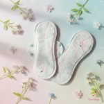 22 cm-es pasztell alapon nyuszis-madaras mosható női betét, közepes erősségű vérzéshez