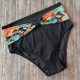 Fekete magas derekú menstruációs bikini alsó, tenger mintás övdísszel