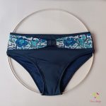 Sötétkék magasított derekú menstruációs fürdőruha alsó, népi motívumos övdísszel