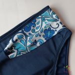 Sötétkék magasított derekú menstruációs fürdőruha alsó, népi motívumos övdísszel