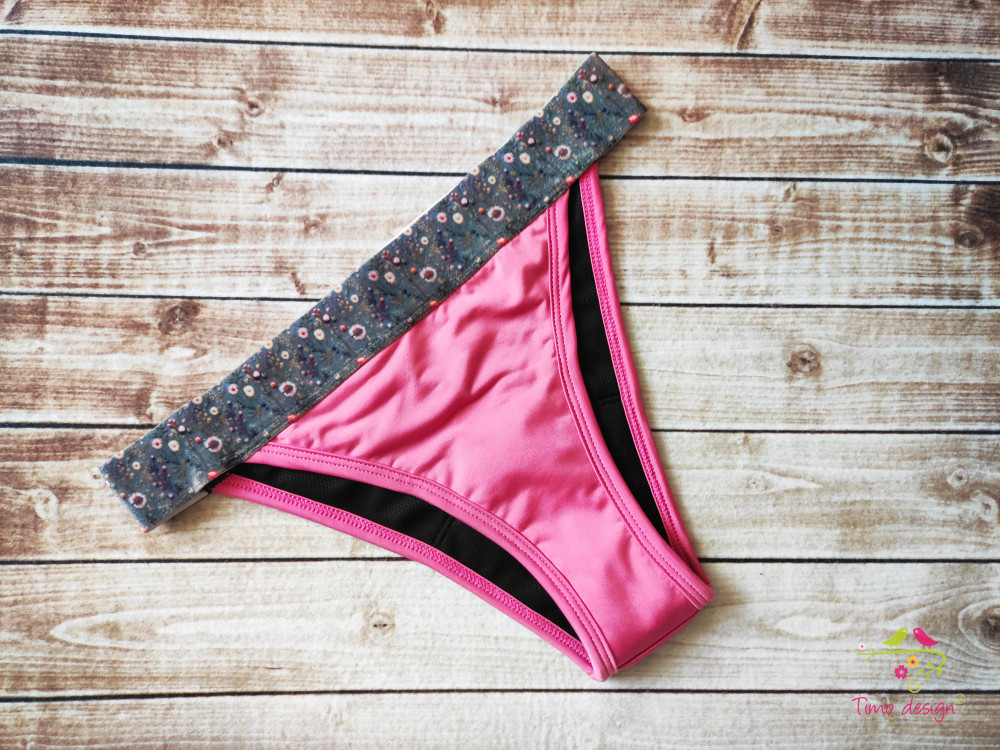Fukszia brazil (féltanga) fazonú menstruációs fürdőruha alsó, bikini alsó, fürdőbugyi virágos derékpánttal