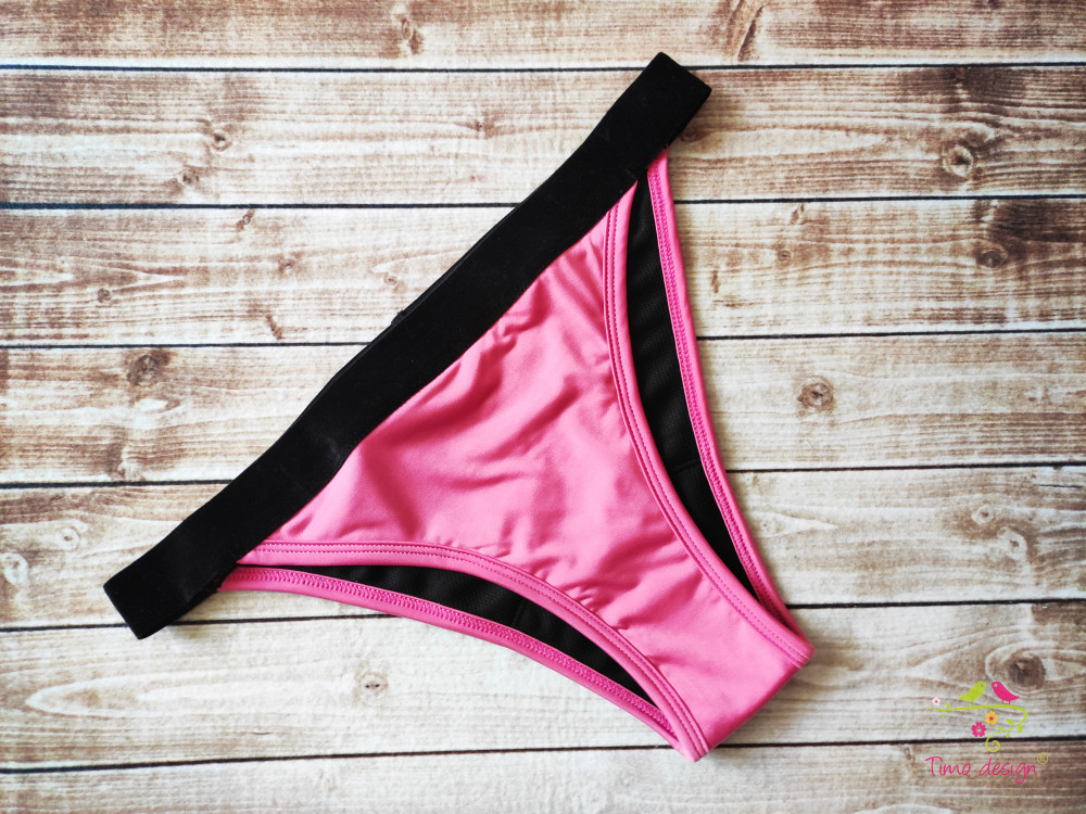 Fukszia brazil (féltanga) fazonú menstruációs fürdőruha alsó, bikini alsó, fürdőbugyi fekete derékpánttal